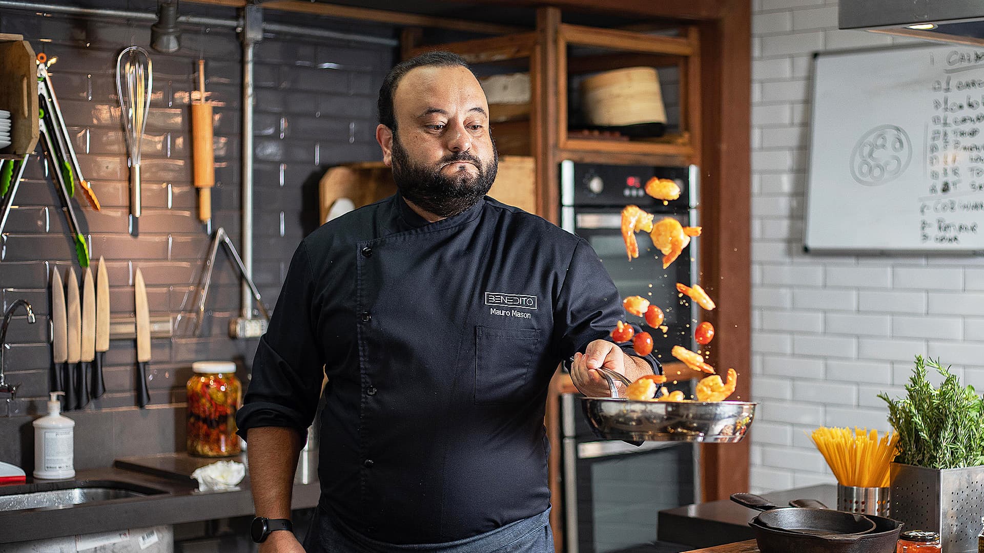 Chef Mauro Mason na cozinha do Benedito